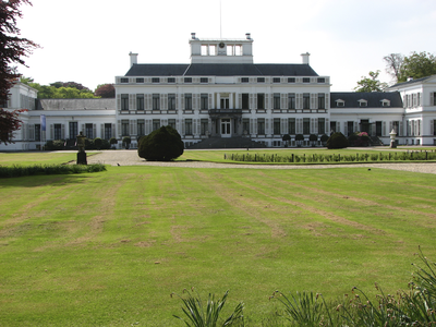 905063 Gezicht op de voorgevel van Paleis Soestdijk met voorgelegen gazons te Soestdijk (gemeente Baarn) uit het noordoosten.